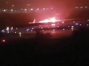 В Сочи пассажирский самолет со 164 пассажирами скатился в реку и загорелся (+Видео)
