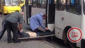 В Киеве мужчину вытолкнули из маршрутки: в результате падения он погиб