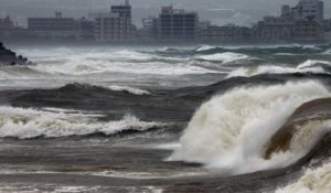 Японию накрыл мощный тайфун: есть жертвы