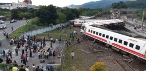 На Тайване пассажирский поезд сошел с рельсов, погибли по меньшей мере 18 человек