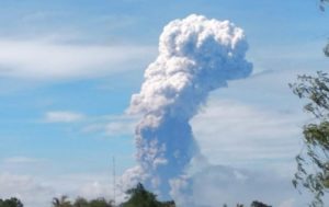 В Индонезии в районе землетрясения началось извержение вулкана