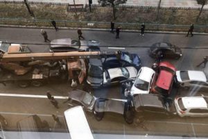 Автокран без тормозов смял 17 автомобилей на бульваре Леси Украинки в Киеве