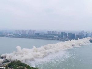Зрелищно: в Китае взорвали мост длиной 1500 метров (+Видео)