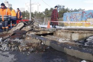 В Киеве провалился мост: подробности ЧП