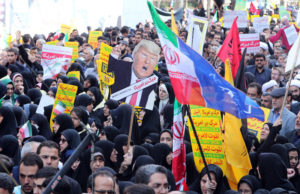 В Иране тысячи митингующих жгут американские флаги и чучела Трампа