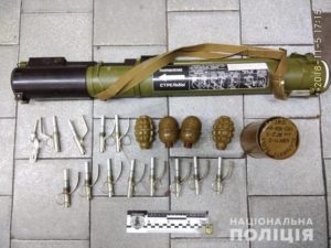 В метро Харькова задержали военного с гранатами