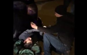 В Киеве возле метро подстрелили парня