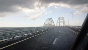 На Крымском мосту водители устроили «ледовое побоище»