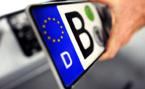 Кабмин распорядился не штрафовать нерастаможенные “евробляхи” до 2020 года