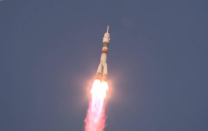 Россия запустила ракету Союз с экипажем для МКС