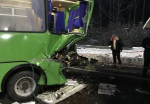 Под Киевом грузовик влетел в маршрутку с пассажирами