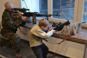 Боевики на Донбассе учат детей обращаться с оружием в “патриотических” лагерях