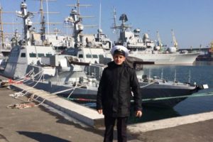 “Героям Слава”: в Крыму подняли флаг в поддержку моряков (+Видео)