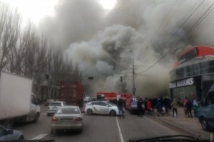 Пожар в Одессе: горит отделение “Новой почты”, мебельный цех и шиномонтаж