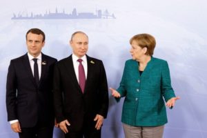 Меркель и Макрон обратились к Путину с требованием освободить моряков