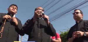 В Никарагуа россиянка облила кислотой католического священника