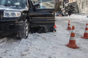 В Киеве авто с умершим водителем врезалось в стену