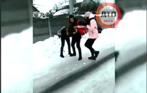 В Сеть попало видео избиения школьницы под Киевом
