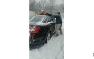 Отец очистил авто от снега своим сыном