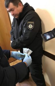 Подполковник одесской полиции задержан на рабочем месте при получении $3800 взятки
