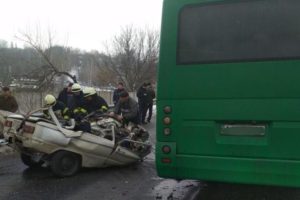 Три человека погибли в лобовом столкновении “Запорожца” и маршрутки в Обухове
