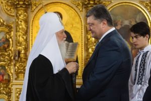 Порошенко присвоил патриарху Филарету звание “Герой Украины”