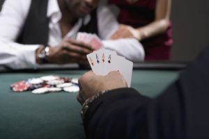 От экспертов казино Фараон: как играть в четырехкарточный покер