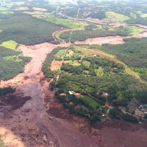 В Бразилии 200 человек пропали без вести после прорыва плотины