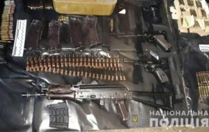 В гараже Мариуполя полиция обнаружила арсенал оружия