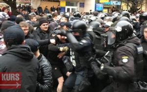 Нацкорпус устроил провокацию на митинге Порошенко