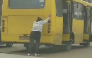 В Черкассах женщина сама толкала маршрутку (+Видео)