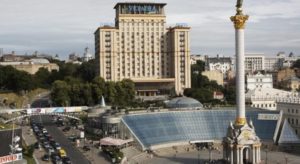 Полиция эвакуирует людей из отеля “Украина” в Киеве