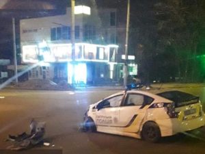 В Харькове столкнулись Lexus и полицейский Prius