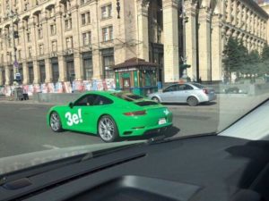 По центру Киева разъезжает зеленый Porsсhe фанатов Зеленского