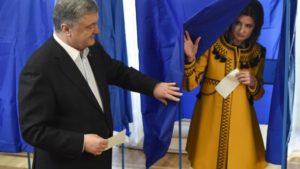 Порошенко проголосовал во втором туре выборов (+Видео)