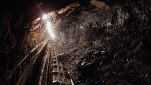 В ЮАР 1800 горняков заблокированы в шахте по добыче платины