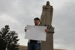 В Казахстане задержали молодого человека, который стоял с пустым листом бумаги