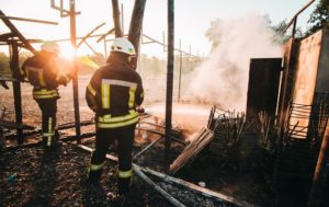 В Киеве пожар уничтожил трибуны волейбольного поля