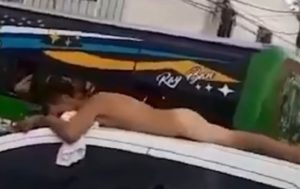 Жена прокатила голого мужа на крыше авто за измену