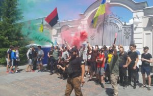 ОУН пикетирует дом Порошенко: горят шины и фаеры