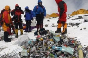 На Эвересте закончили акцию по сбору мусора – с высочайшей горы мира спустили 11 тонн мусора и останки четырех неизвестных