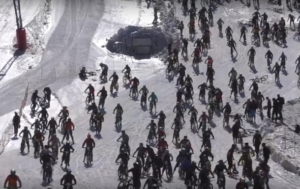 Сотни велосипедистов упали с “Адской горы”