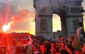 Футбольные фанаты устроили погром в Париже