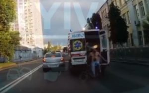 Полуголый мужчина на ходу выпрыгнул из “скорой” в Киеве