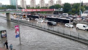 Стамбул затопил мощный ливень, есть жертвы