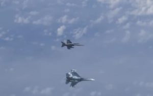F-18 сблизился с самолетом Шойгу: появилось видео