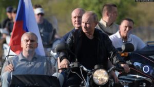 Российский юрист написал заявление на Путина за езду на мотоцикле без шлема в Крыму