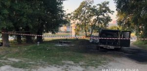 В Киеве неизвестные подожгли микроавтобус с людьми