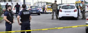 Во Франции двое мужчин с ножами напали на прохожих. Один человек погиб