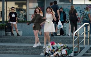 В Киеве “живая” куча мусора гонялась за людьми